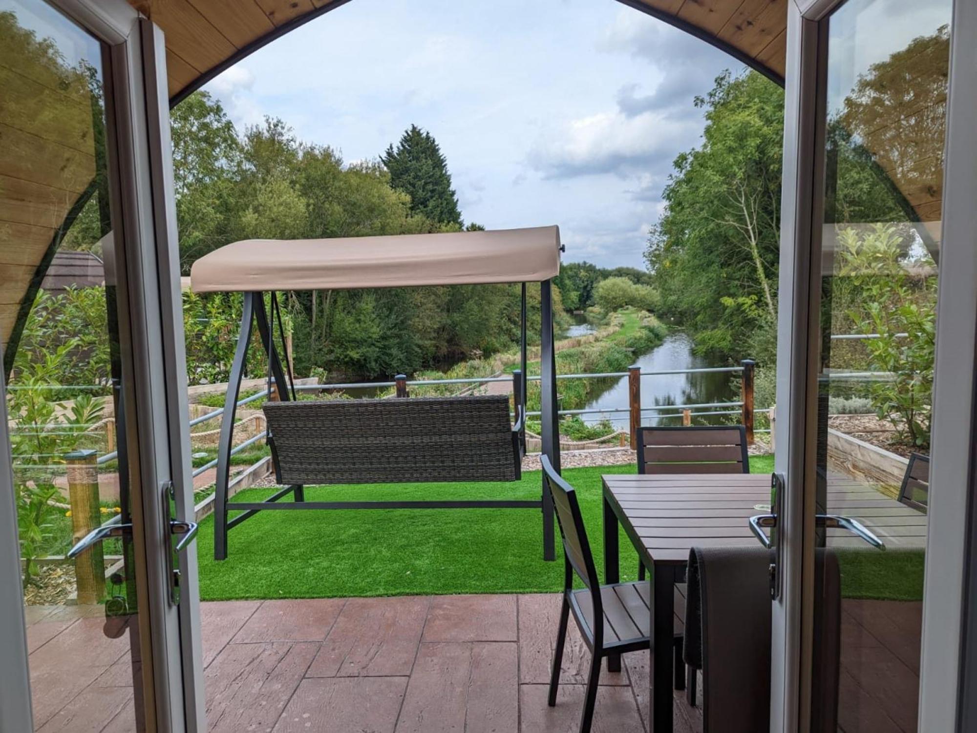 Peacock Lake Glamping Villa Nottingham Oda fotoğraf