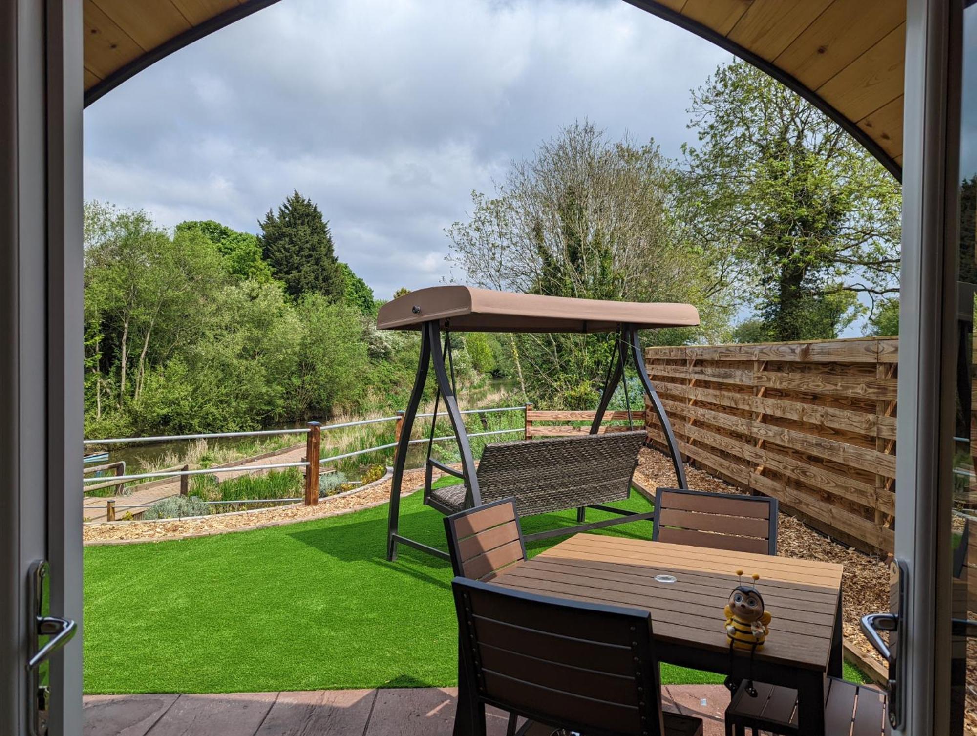 Peacock Lake Glamping Villa Nottingham Oda fotoğraf